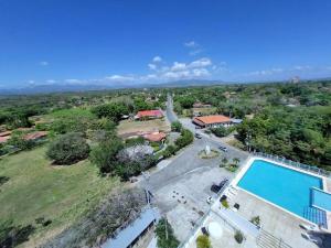 普拉亚科罗纳多Hermoso apartamento de Playa en Coronado的享有带游泳池的别墅的空中景致