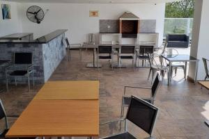 普拉亚科罗纳多Hermoso apartamento de Playa en Coronado的厨房以及带桌椅的用餐室。