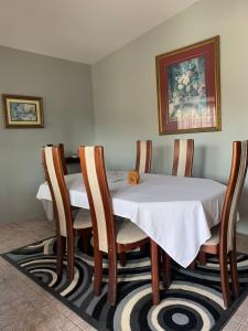 PiarcoDerick's Inn的餐桌、椅子和白色桌布