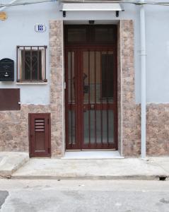 奇尼斯Casa Cinisi - Casa Vacanze的一座建筑,设有棕色的门和窗户
