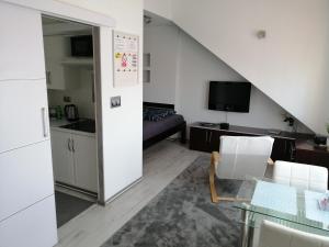 斯卡维纳Apartament Skawina的厨房以及带桌椅的起居室。