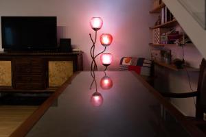 埃武拉Jack&Lily's的客厅桌子上的三盏灯