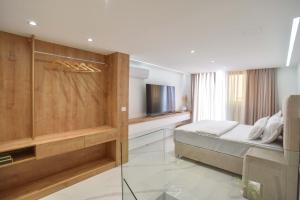 布德瓦Misisuone Apartments Budva的一间卧室配有一张床和电视