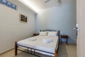 尼欧克利马Elios Cozy Apartment的一间卧室配有一张床,上面有两条毛巾