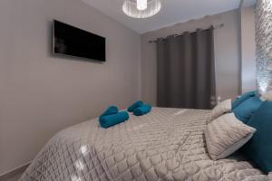 阿德耶Apartment Orlando的一间卧室配有一张带蓝色枕头的床。