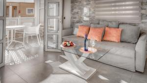 阿德耶Apartment Orlando的带沙发和玻璃桌的客厅