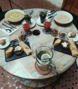 Tlata KetamaKetama trikital的一张桌子,上面放着食物和饮料