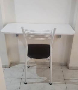 尼泰罗伊Loft Aconchegante Centro Niterói / RJ Inter 300Mb的客房内的白色书桌和椅子