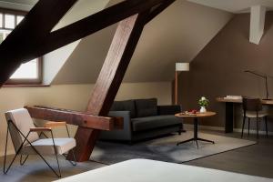海德堡NH Collection Heidelberg的客厅配有沙发和桌子