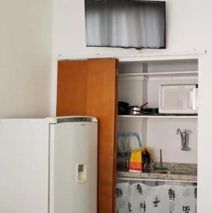 尼泰罗伊Loft Aconchegante Centro Niterói / RJ Inter 300Mb的小厨房配有冰箱和微波炉。