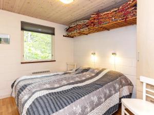 SindrupTwo-Bedroom Holiday home in Thyholm 4的一间卧室设有一张大床和一个窗户。