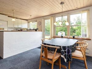 SindrupTwo-Bedroom Holiday home in Thyholm 4的厨房以及带桌椅的用餐室。