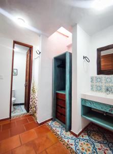 莱瓦镇Casa El Retiro - Villa de Leyva的一间带水槽和镜子的浴室