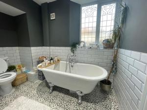 新布赖顿1 Bedroom Sea side luxury的浴室配有白色浴缸和卫生间。