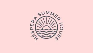 希维利hespéra Summer House的海滩度假胜地的标志,在中间日落