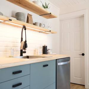 皮克顿Scandi Inspired 2 Bed Suite Sandbanks Pass Incl的一个带水槽和洗碗机的厨房