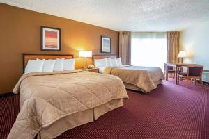博尔德城Lake Mead Inn的酒店客房设有两张床和窗户。