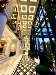 名古屋Grand Eska Hotel & Suites Batam的大楼的大堂,有很多窗户