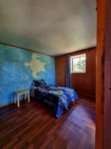 安加罗阿marari rapa nui的一间卧室设有一张床和一个窗口
