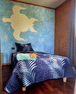 安加罗阿marari rapa nui的一间卧室配有一张壁画床