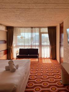 珀斯印度洋大酒店的一间卧室配有一张床和一个沙发