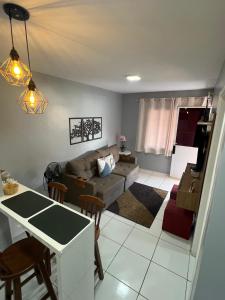 彼得罗利纳Apartamento Mobiliado em Petrolina - Recomendado!的客厅配有沙发和桌子