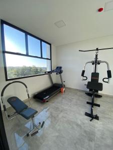 埃斯特城Departamento de lujo tipo dúplex的健身房设有两辆健身自行车和窗户