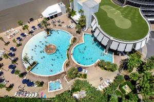 巴拿马城海滩Beautiful Panama City Beach Condo- Ocean View!的享有度假村内两个游泳池的顶部景致