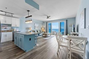 巴拿马城海滩Beautiful Panama City Beach Condo- Ocean View!的厨房以及带桌椅的起居室。