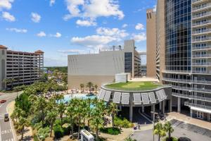 巴拿马城海滩Beautiful Panama City Beach Condo- Ocean View!的享有度假村的空中景致,设有游泳池和棕榈树