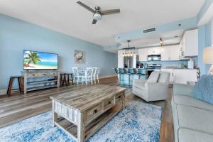 巴拿马城海滩Beautiful Panama City Beach Condo- Ocean View!的客厅配有沙发和桌子