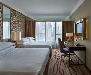香港香港湾仔帝盛酒店的酒店客房配有两张床和一张书桌