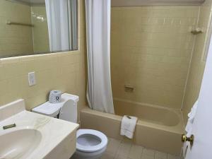 约克镇约克镇汽车旅馆的一间带水槽、卫生间和淋浴的浴室