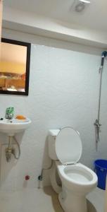 布桑加Hondelz Budget Homestay的浴室配有白色卫生间和盥洗盆。