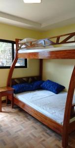 布桑加Hondelz Budget Homestay的一间卧室配有两张双层床。