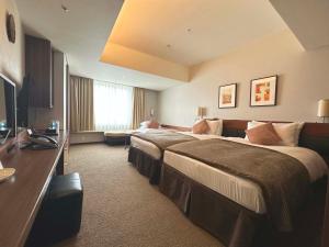 浦安东京湾舞滨酒店的酒店客房设有两张床和电视。