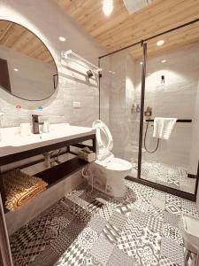 鱼池乡魚池白宮458的带淋浴、卫生间和盥洗盆的浴室