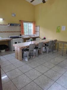 AntónCabañas El Valle的一间厨房,里面配有桌椅