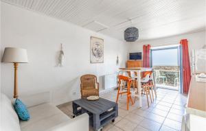 诺亚芒提亚Beautiful Home In Noirmoutier En Lile With House Sea View的客厅配有沙发和桌子