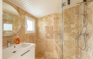 诺亚芒提亚Beautiful Home In Noirmoutier En Lile With House Sea View的带淋浴和盥洗盆的浴室