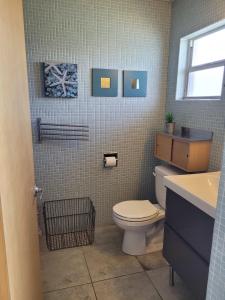 克利尔沃特Beach Retreat at BVG的一间带卫生间和水槽的浴室