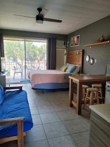 克利尔沃特Beach Retreat at BVG的一间卧室配有一张床铺和一张桌子,还设有一间厨房