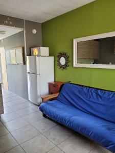 克利尔沃特Beach Retreat at BVG的带冰箱的厨房和客房内的一张床