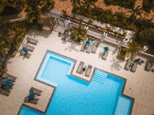 莱特鲁瓦西莱Hôtel Bambou & Spa的享有酒店两个游泳池的顶部景色