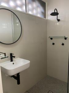 多伦多Toronto Hotel的一间带水槽和镜子的浴室
