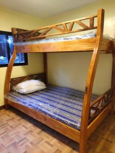 布桑加Hondelz Budget Homestay的配有蓝色床垫的客房内的2张双层床