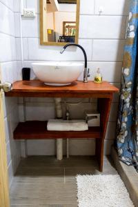 卡维塔Casa Siri de Cahuita的浴室配有盥洗盆和镜子