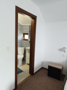 苏利纳REMINA的一间带卫生间和门廊的浴室