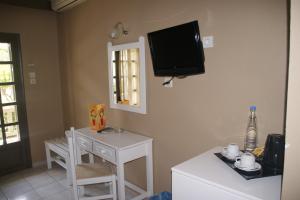 马塔拉谷村旅馆的客厅的墙上配有电视