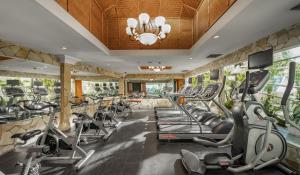 河内河内财神酒店的一间健身房,里面设有一排跑步机和椭圆机